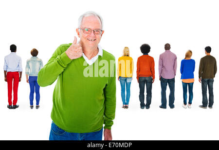 Happy Senior Adulte et à l'arrière Vue de la foule Banque D'Images
