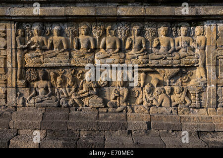 Borobudur, à Java, en Indonésie. Bas-relief de la sculpture sur pierre, face nord. Des scènes de la vie du Bouddha lui montrer à la recherche d'Illumination Banque D'Images
