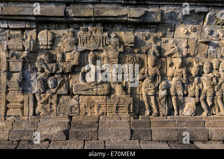 Borobudur, à Java, en Indonésie. Bas-relief de la sculpture sur pierre, face nord. Des scènes de la vie du Bouddha lui montrer à la recherche d'Illumination Banque D'Images