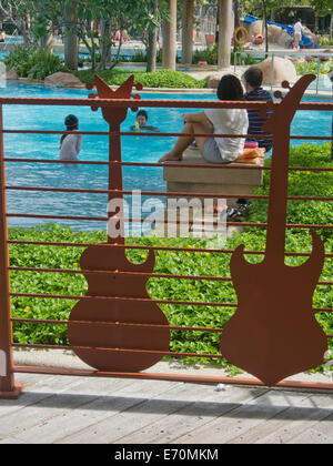 Les touristes au Hard Rock Hotel à l'île de Sentosa à Singapour Banque D'Images