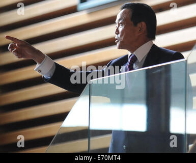 Tokyo, Japon. Sep, 2014 3. Japanese Vice-premier ministre et ministre des Finances, Taro Aso, les gestes pour son collègue lorsqu'il entrera dans la résidence officielle du premier ministre à Tokyo, Japon, le 3 septembre 2014. Secrétaire Général du Gouvernement japonais Yoshihide Suga a publié un nouveau cabinet lineup mercredi. Credit : Stringer/Xinhua/Alamy Live News Banque D'Images