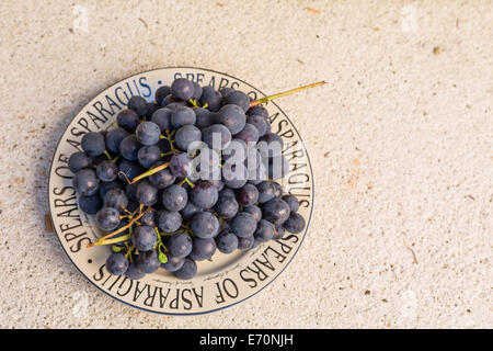 Bouquet de raisins noirs sur la plaque Banque D'Images