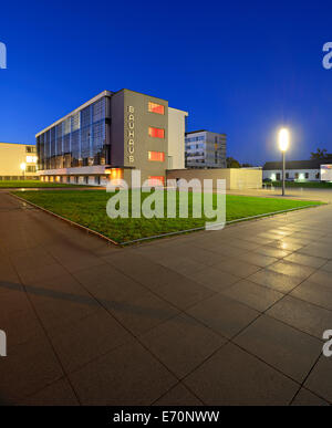 Le Bauhaus Dessau, nuit, Dessau, Saxe-Anhalt, Allemagne Banque D'Images