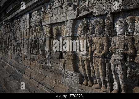 Borobudur, à Java, en Indonésie. Des scènes de la vie du Bouddha qu'il cherche l'Illumination. Banque D'Images