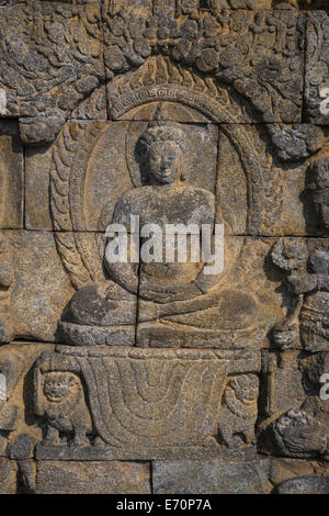 Borobudur, à Java, en Indonésie. Bas-relief sculpté, de Bouddha. Banque D'Images