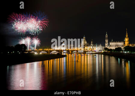 D'artifice éclairant la partie historique de la ville avec l'église Frauenkirche et la Terrasse de Brühl, vu depuis le Marienbrücke Banque D'Images