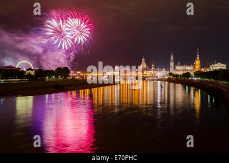 D'artifice éclairant la partie historique de la ville avec l'église Frauenkirche et la Terrasse de Brühl, vu depuis le Marienbrücke Banque D'Images