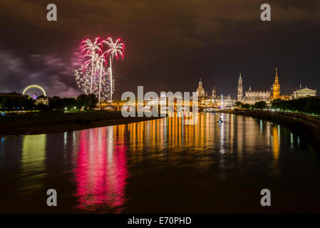 D'artifice éclairant la partie historique de la ville avec l'église Frauenkirche et la Terrasse de Brühl, vu depuis le Marienbrücke Banque D'Images