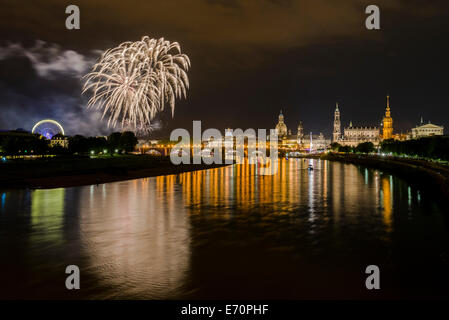 D'artifice éclairant la partie historique de la ville avec l'église Frauenkirche et la Terrasse de Brühl, vu depuis le Marienbrücke Banque D'Images