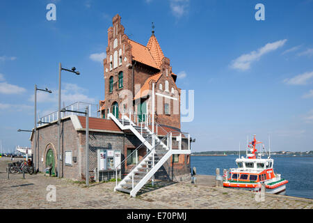 Lotsenwache de 1901 dans le port de Stralsund, Stralsund, Mecklembourg-Poméranie-Occidentale, Allemagne Banque D'Images