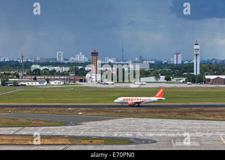 Airbus A319 d'easyJet sur la piste de l'aéroport Berlin-Schönefeld, SXF, Schönefeld, Brandenburg, Allemagne Banque D'Images