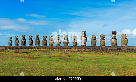 Rangée de statues Moai, Rano Raraku, île de Pâques, Chili Banque D'Images