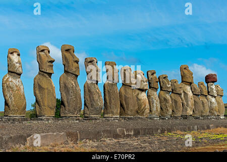 Rangée de statues Moai, Rano Raraku, île de Pâques, Chili Banque D'Images