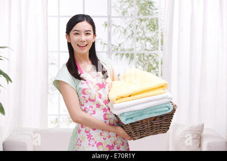 Young woman holding basket de serviettes Banque D'Images