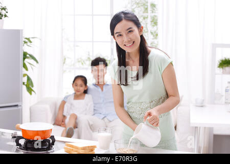 Petit-déjeuner dans la cuisine familiale cuisine Banque D'Images