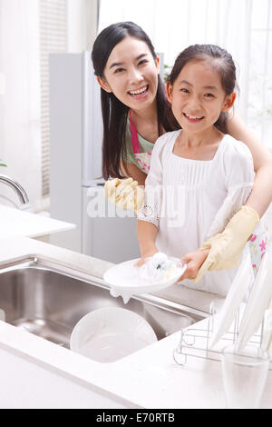 Mère et fille lave-vaisselle dans la cuisine Banque D'Images