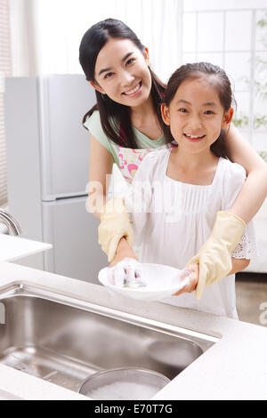 Mère et fille lave-vaisselle dans la cuisine Banque D'Images