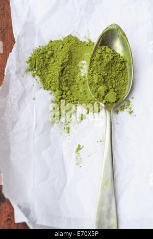 Directement au-dessus de la poudre de thé matcha sur une cuillère d'argent Banque D'Images