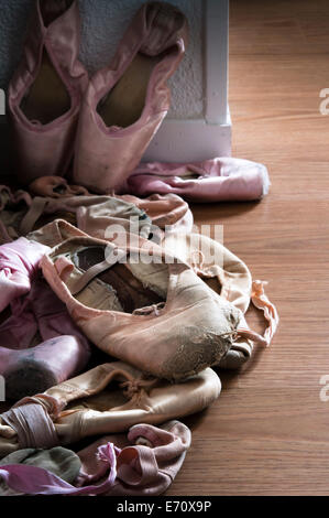 Groupe de pointes sur plancher en bois Banque D'Images