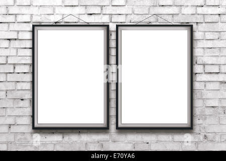 Deux fenêtres peinture verticale ou affiches dans cadre noir accroché sur un mur de briques blanches. Proportions peinture match international pape Banque D'Images