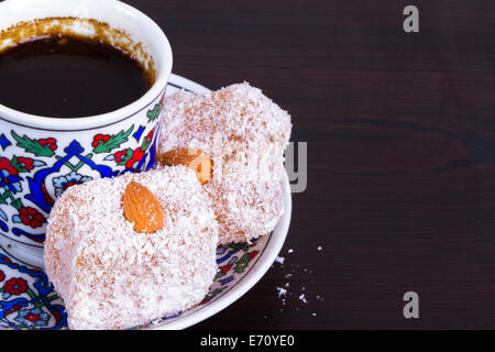 Vue rapprochée de Turkish délices sucrés et de café. Banque D'Images