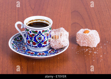 Vue rapprochée de Turkish délices sucrés et de café. Banque D'Images