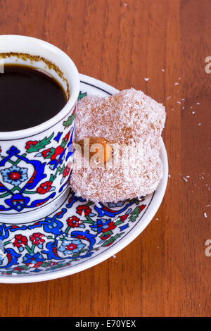Vue rapprochée de Turkish délices sucrés et de café. Banque D'Images