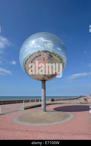 La boule géante en rotation sur la rive sud, promenade de Blackpool, lancashire, uk Banque D'Images