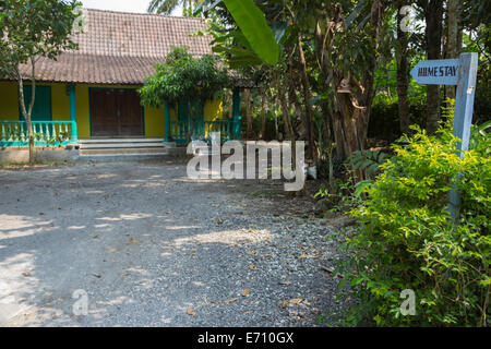 Borobudur, à Java, en Indonésie. Maison de village rural 'publicité' accueil pour les touristes. Banque D'Images