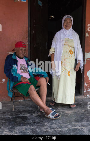 Borobudur, à Java, en Indonésie. Couple de personnes âgées devant leur maison dans un village rural. Banque D'Images