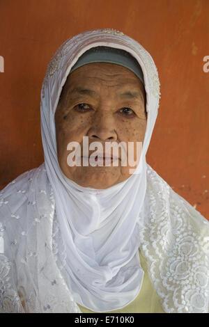 Borobudur, à Java, en Indonésie. Femme en javanais âgés dans les régions rurales du foulard. Banque D'Images