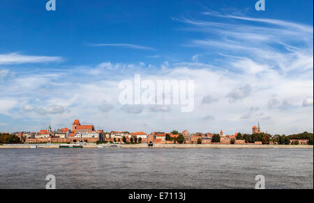 Vue panoramique de la vieille ville de Torun, Pologne banque sur Vistule. Banque D'Images