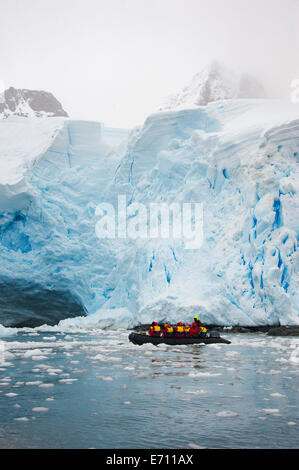 Les gens dans les petits bateaux rib zodiac inflatible passant d'icebergs et de la banquise Banque D'Images