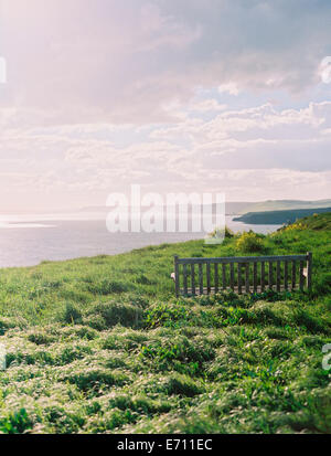 Une vue le long de l'herbe clifftops du littoral du sud de l'Angleterre. Vue sur la mer. Banque D'Images