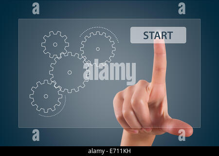 Main de femme jeune, toucher du doigt appuyé sur le bouton de démarrage pour disques travaillant sur écran digital interface. Banque D'Images