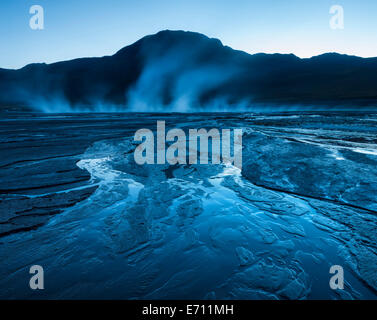 El Tatio Geysers avant l'aube, Désert d'Atacama, El Norte Grande, Chili Banque D'Images