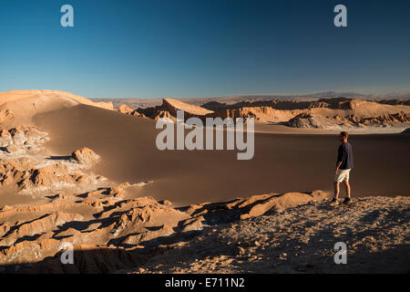 Man enjoying view, Sand Dune Duna (Maire), Valle de la Luna (vallée de la lune), Désert d'Atacama, El Norte Grande, Chili Banque D'Images