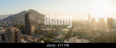 Vue aérienne du centre ville de Santiago à l'aube, sur le toit de l'appartement à Calle Huerfanos, Santiago, Chili Banque D'Images