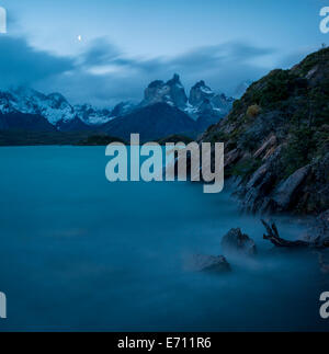 Crépuscule sur le Lago Pehoe, Parc National Torres del Paine, Patagonie, Chili Banque D'Images