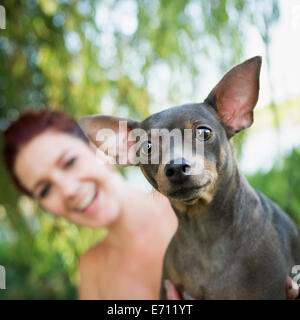 Une femme avec un petit chien de compagnie. Banque D'Images