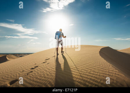 Homme randonnée dans les dunes de sable de Glamis, California, USA Banque D'Images