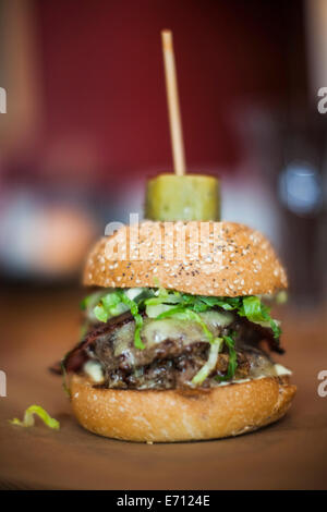 Burger de boeuf et le lard dans sesame bun Banque D'Images