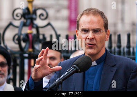 Londres, Royaume-Uni. 3 Septembre, 2014. Les dirigeants des différentes religions se rencontrent à l'abbaye de Westminster à Londres pour organiser une veillée pour l'Irak organisé par World Jewish Relief, Islamic Relief, et Christian Aid, assisté par le plus Rev & Rt Hon Justin Welby, Archevêque de Canterbury, l'Imam Ibrahim Mogra, l'Ayatollah Sayed Fazel Dr Milani, le Rabbin Laura Janner-Klausner et autres hauts responsables religieux de tout le pays, où ils ont déployé une bannière indiquant "nous sommes tous humains". Sur la photo : Le Rev Dr Toby Howarth, Secrétaire aux affaires inter religieux pour l'Église d'Angleterre. Crédit : Paul Davey/Alamy Live News Banque D'Images