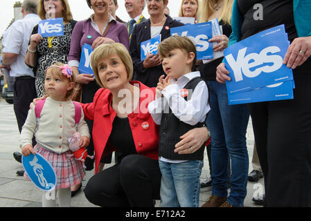 Bathgate, West Lothian, GBR - 03 septembre : Nicola Sturgeon, responsable de la dépendance du Parti national écossais, s'est entretenu avec des membres du public le mercredi 03 septembre 2014 à Bathgate, West Lothian. Elle faisait campagne avec des activistes locaux pour obtenir un "oui" résultat dans le référendum pour l'indépendance écossaise. © David Gordon/Alamy Live News Banque D'Images