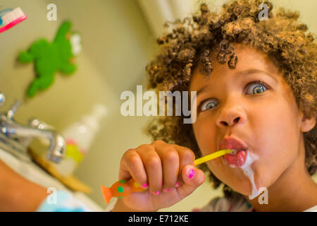 Portrait of Girl pulling face tandis que se brosser les dents Banque D'Images