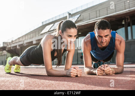 L'homme et de la femme faisant des exercices planche Banque D'Images