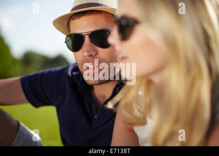 Close up of couple sitting in park Banque D'Images