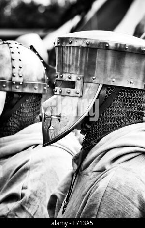 Dans l'armure des croisés à une reconstitution historique l'incorporation. Detling, Kent, UK Banque D'Images