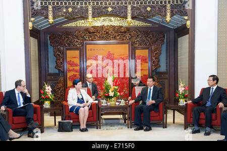 Beijing, Chine. Sep, 2014 3. Le Conseiller d'Etat chinois Wang Yong (2e R) rencontre avec la Baronne Lucy Neville-Rolfe parlementaire, Secrétaire Général Adjoint du Département des affaires, de l'innovation et les compétences de la Grande-Bretagne, à Beijing, Chine, 3 septembre 2014. Credit : Wang Ye/Xinhua/Alamy Live News Banque D'Images