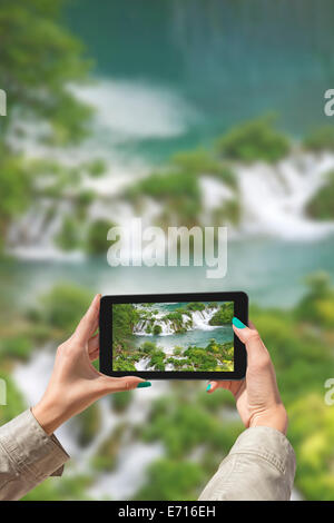 Girl taking photos sur une tablette dans le parc national des Lacs de Plitvice en Croatie Banque D'Images